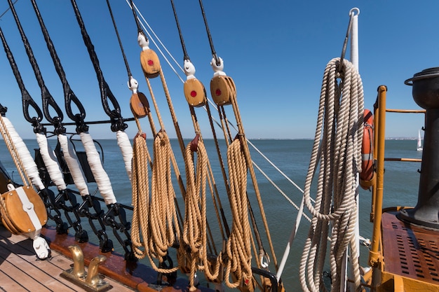 Foto kabels op een zeilschip