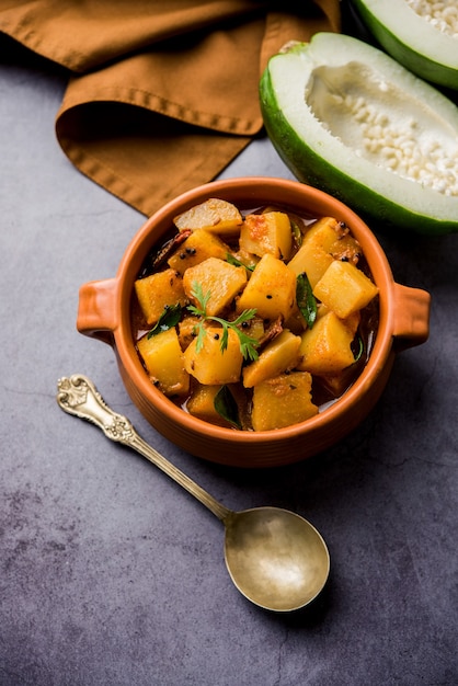 사진 kacha papita sabzi with gravy 또는 raw papaya curry sabji, 그릇에 담아 제공. 선택적 초점