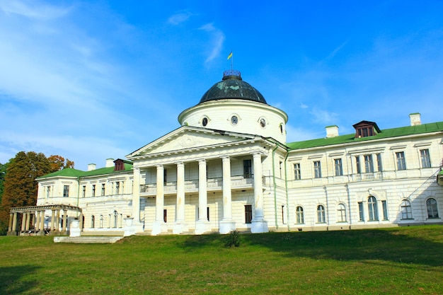 Kachanivka-paleis met een groot architectonisch ensemble op een heldere dag