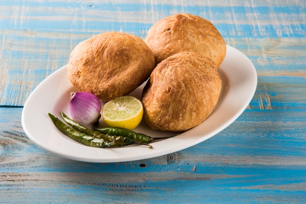 Kachori is een pittige snack uit India, ook wel gespeld als kachauri en kachodi. Geserveerd met tomatenketchup. Selectieve focus