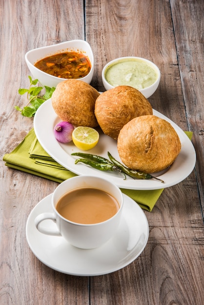 Kachori is een pittige snack uit India, ook wel gespeld als kachauri en kachodi. Geserveerd met tomatenketchup. Selectieve focus