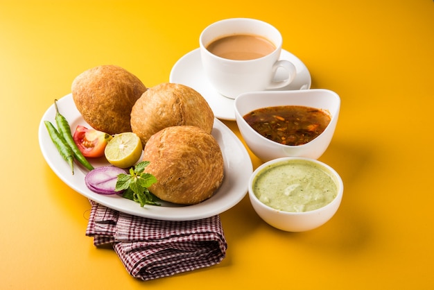 Kachori is een pittige snack uit India, ook wel gespeld als kachauri en kachodi. Geserveerd met tomatenketchup. Selectieve focus