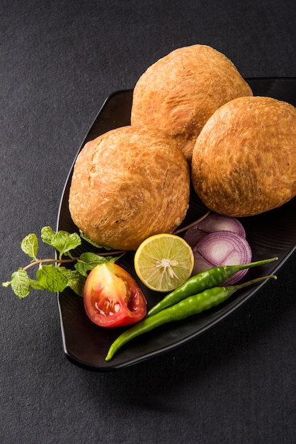 Kachori is een pittige snack uit India, ook wel gespeld als kachauri en kachodi. Geserveerd met tomatenketchup. Selectieve focus