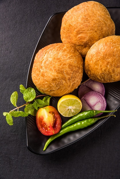 Kachori is een pittige snack uit India, ook wel gespeld als kachauri en kachodi. Geserveerd met tomatenketchup. Selectieve focus