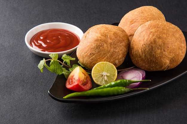 Kachori is een pittige snack uit India, ook wel gespeld als kachauri en kachodi. Geserveerd met tomatenketchup. Selectieve focus