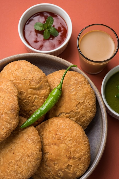 Kachori is een platte pittige snack uit India, ook wel gespeld als kachauri en kachodi. Geserveerd met tomatenketchup. Selectieve focus