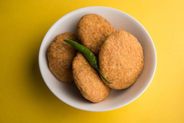 Kachori is een platte pittige snack uit India, ook wel gespeld als kachauri en kachodi. Geserveerd met tomatenketchup. Selectieve focus
