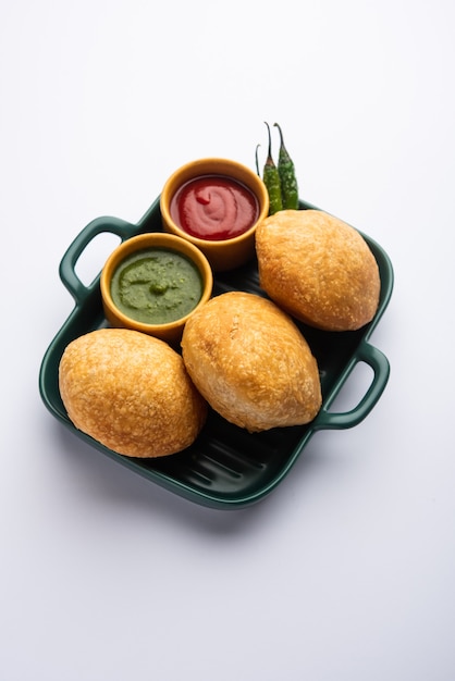 Kachori is een platte pittige snack uit India, ook wel gespeld als kachauri en kachodi. Geserveerd met tomatenketchup. Selectieve focus