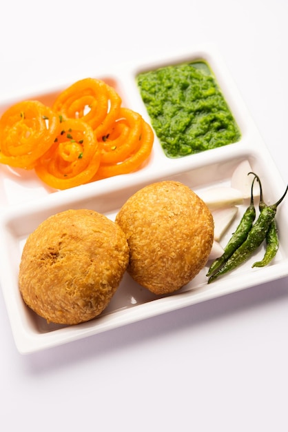 Kachori met jalebi snack combinatie uit india ook wel kachauri kachodi katchuri imarti . genoemd