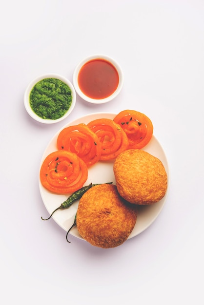 Kachori met Jalebi snack combinatie uit India ook wel kachauri kachodi katchuri imarti . genoemd