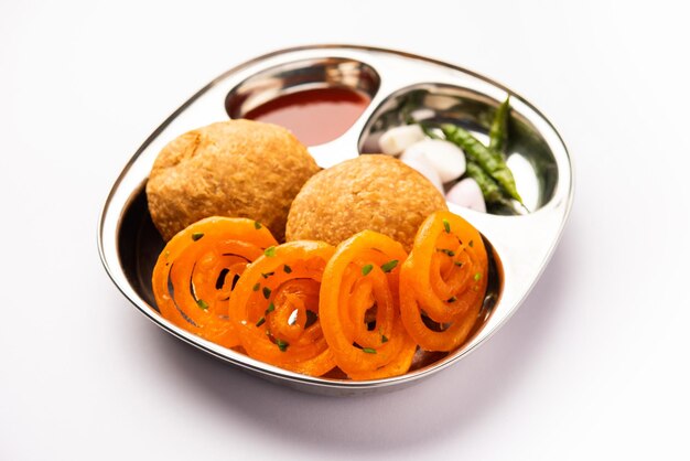 Photo kachori with jalebi snack combination from india also called kachauri kachodi katchuri imarti