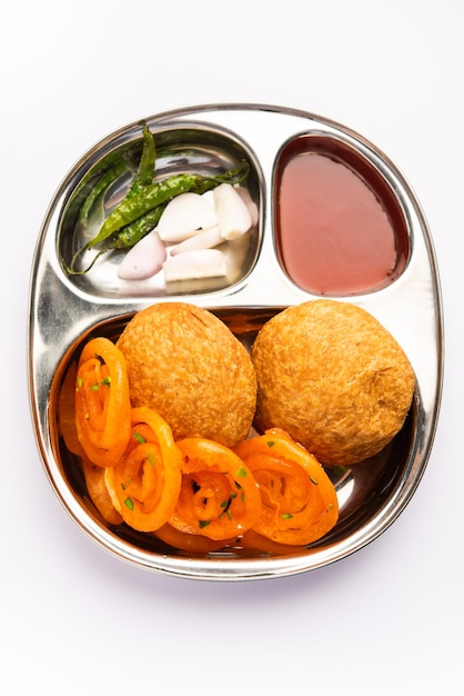 Качори с комбинацией закусок Джалеби из Индии, также называемой качаури качоди катчури имарти.