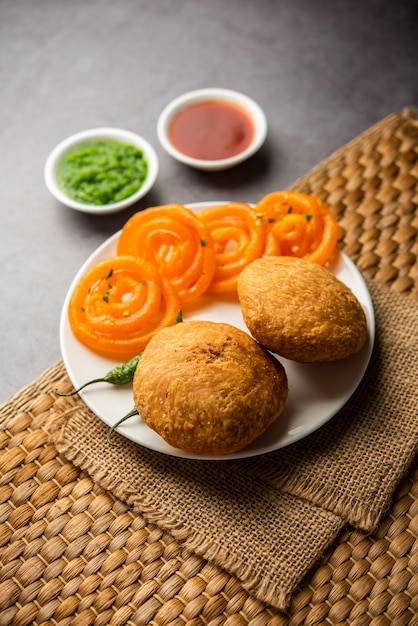 Photo kachori with jalebi snack combination from india also called kachauri kachodi katchuri imarti