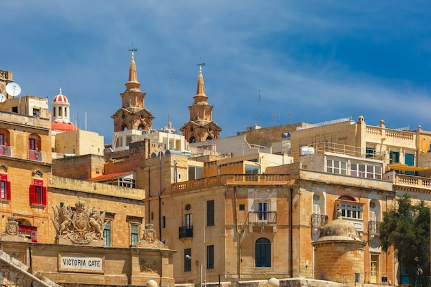 Kade van Valletta met traditioneel Maltees gebouw met kleurrijke luiken en balkons in de zonnige dag, Valletta, hoofdstad van Malta