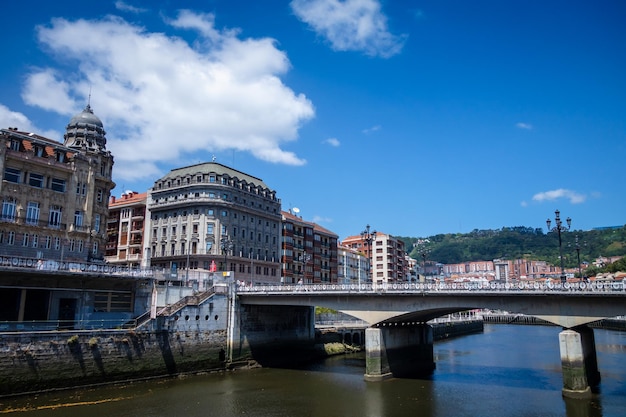 Kaden van de rivier de Nervion in Bilbao, Baskenland, Spanje