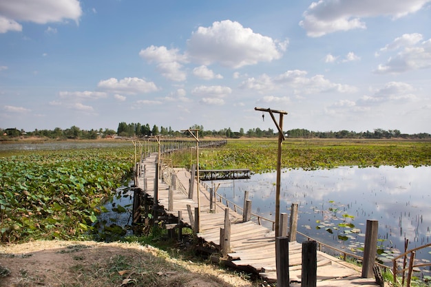 Kae Dam lange houten brug voor Thaise mensen en buitenlandse reizigers die reizen en bezoeken aan de stad Mahasarakham op 11 januari 2019 in Maha Sarakham, Thailand