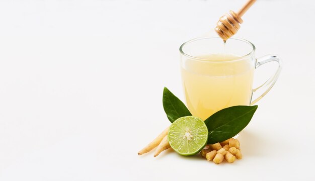 健康のために蜂蜜とレモンジュースをブレンドしたバンウコン、COVIDを防ぐためのハーブドリンク-19