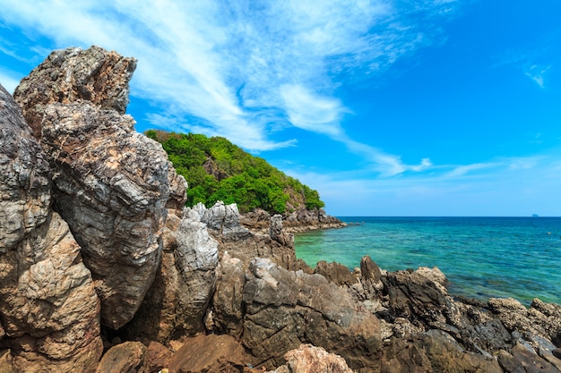 Kai-eiland, Phuket, Thailand. Klein tropisch eiland met zandstrand en blauw transparant water van de Andamanzee.