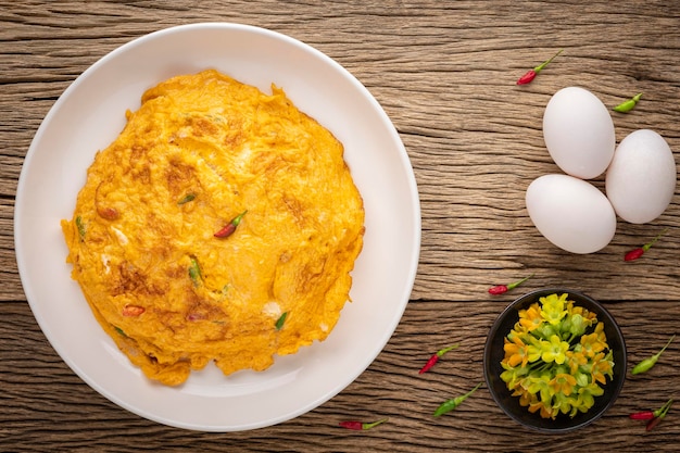 Foto kai jeaw dok ka jon moo sub omelette di cibo thailandese con fiori di creeper cowslip carne di maiale macinata e peperoncino