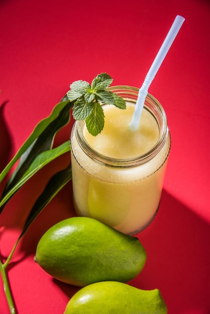 Kairi panha or panna or raw mango drink is een traditionele en meest populaire indiase zomerdrank geserveerd in een glas op een kleurrijke of houten achtergrond. selectieve focus