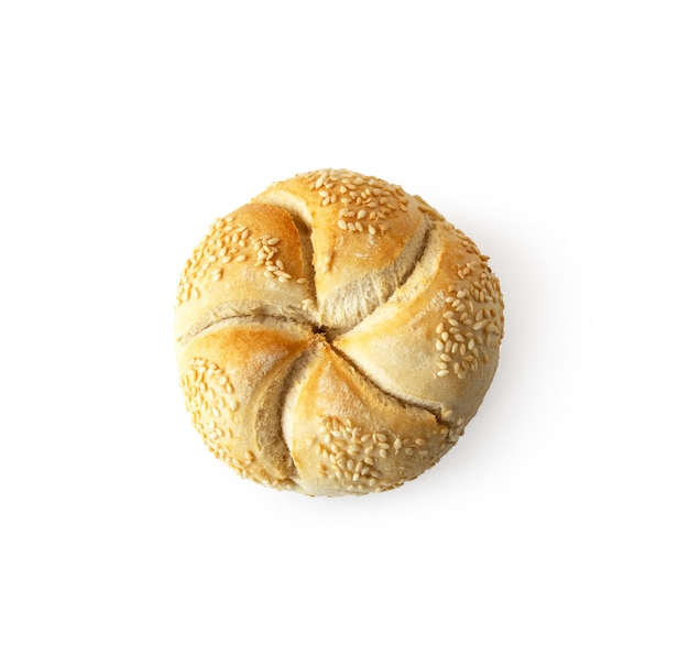 Kaiser rolt vers gebakken broodje dat op witte achtergrond wordt geïsoleerd