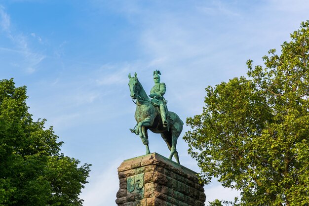 쾰른의 Hohenzollern 다리에 있는 Kaiser Wilhelm II 승마 동상. 5D 마크로 외부 촬영 III.