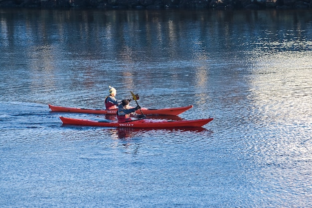 kajak in ijs rivier Noorwegen