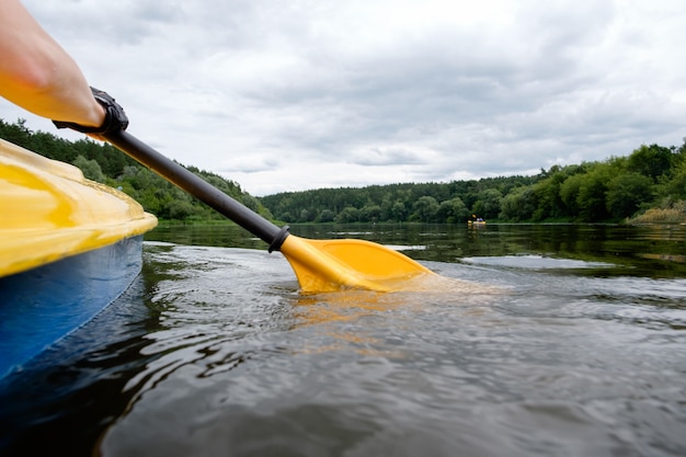 Kajak over de rivier, peddel dicht omhoog