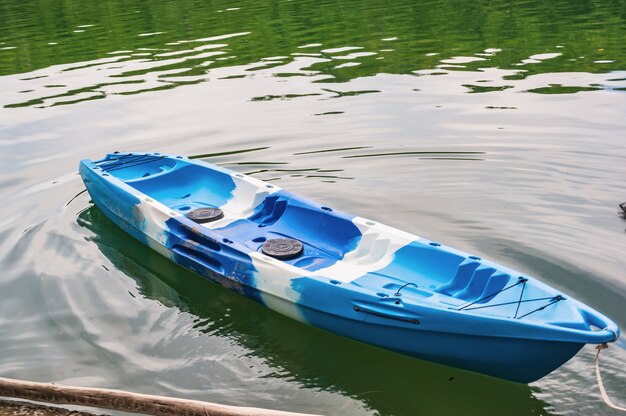 Kajakboot die in vakantietijd op de prachtige rivier stroomt