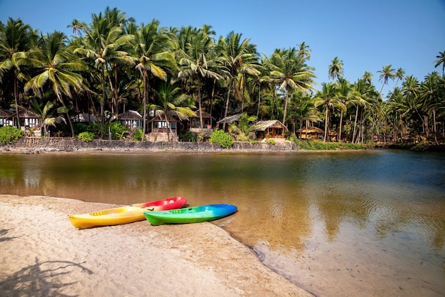 Kajakboten op het strand van goa