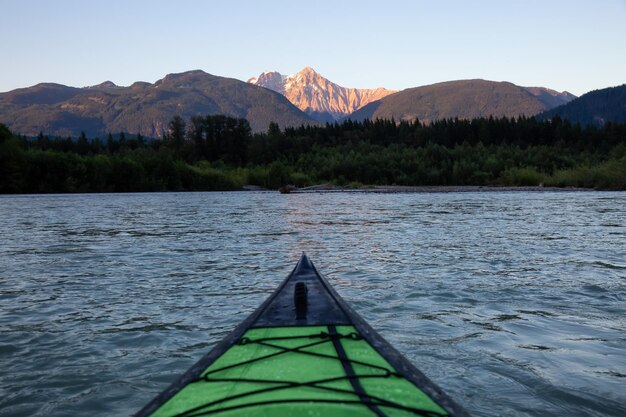 Kajakken in een rivier omringd door Canadian Mountains