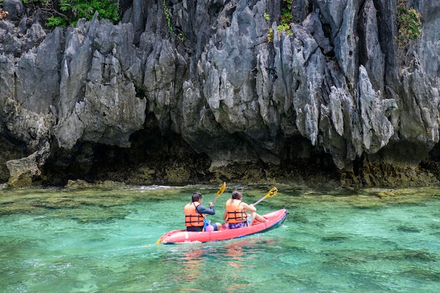 Kajakken, kanoën in El Nido op het eiland Pinagbuyutan, karstlandschap, Palawan, Filippijnen