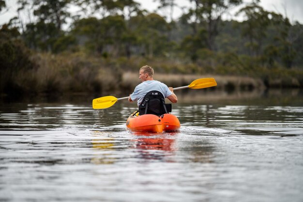 Kajakken op de rivier bij zonsondergang in Australië