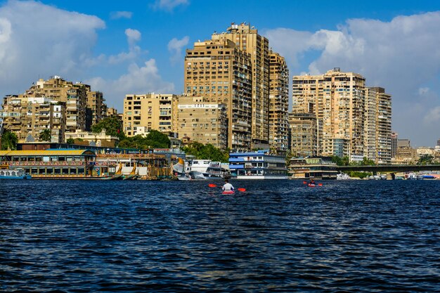 Kajakken op de rivier de Nijl in de stad Caïro Egypte Zomervakantie