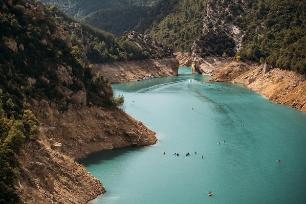 Kajakken op een meer. Verschillende kajaks gaan richting de kloof van Congost Montrebei, Catalonië, Spanje