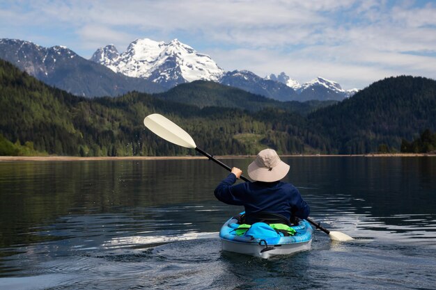 Kajakken tijdens een levendige ochtend omringd door het Canadese berglandschap