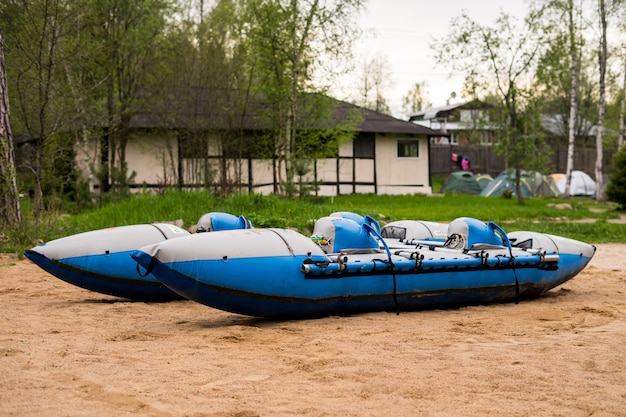 Kajaks en paddleboards bij een houten gebouw Raftingboards