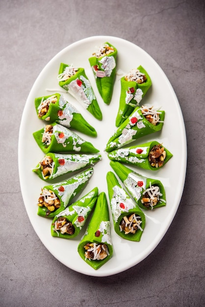 Kaju Gulkand Paan Mithai barfi Indiaas zoet of dessert geserveerd in een bord