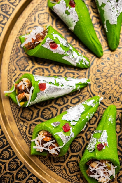 Kaju Gulkand Paan Mithai barfi Indiaas zoet of dessert geserveerd in een bord