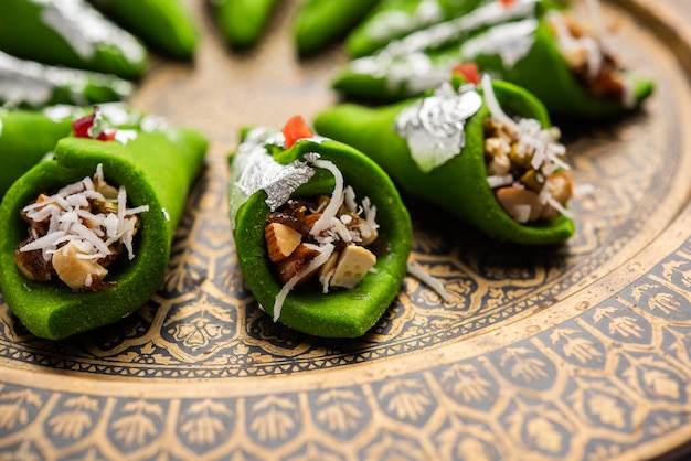 Kaju Gulkand Paan Mithai barfi Indiaas zoet of dessert geserveerd in een bord