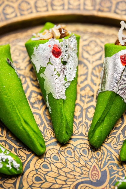 Kaju gulkand paan mithai barfi indiaas zoet of dessert geserveerd in een bord