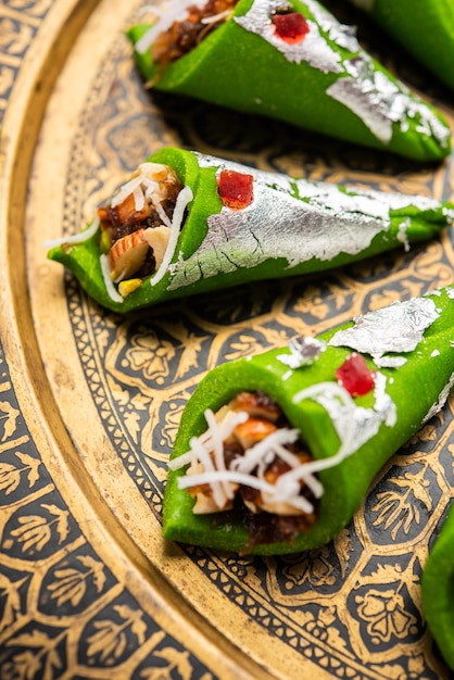 Kaju Gulkand Paan Mithai barfi Indiaas zoet of dessert geserveerd in een bord