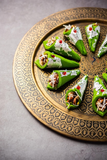 Kaju Gulkand Paan Mithai barfi Indiaas zoet of dessert geserveerd in een bord