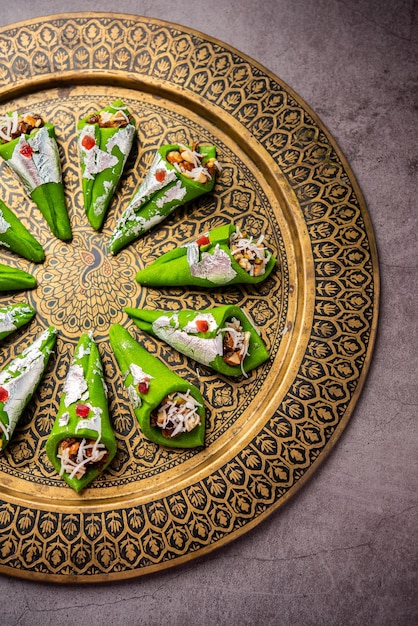 Kaju Gulkand Paan Mithai barfi Indiaas zoet of dessert geserveerd in een bord