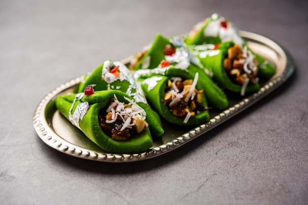 Kaju Gulkand Paan Mithai barfi Indiaas zoet of dessert geserveerd in een bord