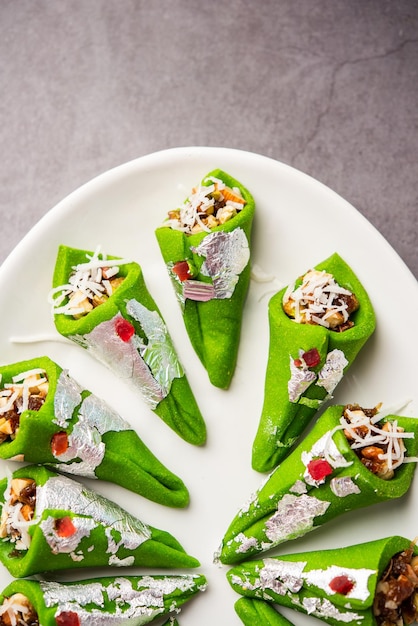 Kaju Gulkand Paan Mithai barfi 인도식 디저트 또는 접시에 제공