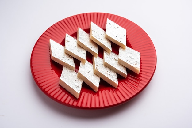 Kaju katli, een populaire indiase zoete barfee, barfi of burfi gemaakt met melk, khoya, cachew en suiker