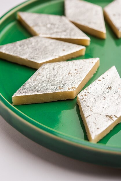 Kaju katli, een populaire indiase zoete barfee, barfi of burfi gemaakt met melk, khoya, cachew en suiker