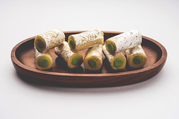 Photo kaju pista roll or cashew pistachio rolls mithai or sigar indian sweet or dessert for festivals