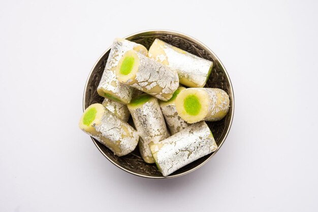 Photo kaju pista roll or cashew pistachio rolls mithai or sigar indian sweet or dessert for festivals